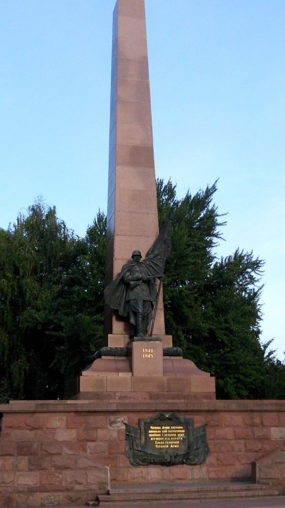 Операция памятник. Днепровско-Карпатская операция памятник. Мемориалы в честь Днепро Карпатской операции. С.пшеничное памятник советским солдатам Украина.