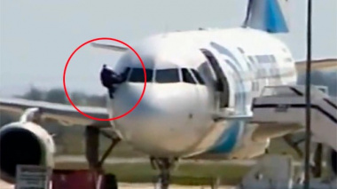 Пилот, вероятно, забыл ключи от самолёта и попытался влезть в окно (видео)