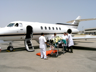 Перевозка лежачих больных в самолете. Как получить носилки