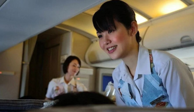 Находчивая японская стюардесса спасла от нервного срыва пассажира лайнера