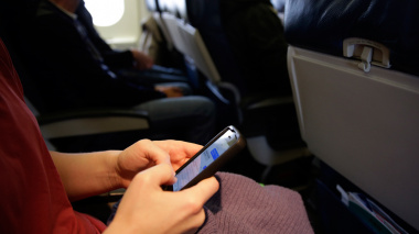 Авиакомпании просят немедленно сообщать об уроненном смартфоне в самолете