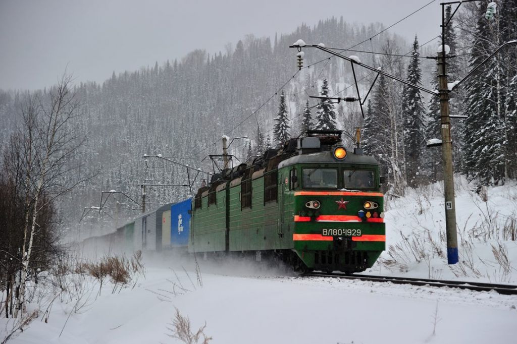 Поезд и снег в Канаде