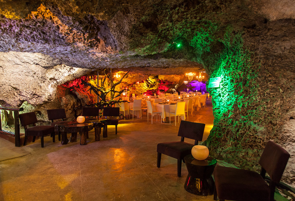 Рестораны под землей. Grotta Palazzese Restaurant Италия. Ресторан Гротта Палаццезе Италия. Ресторан в скале Италия. Куэва дель Джабали.